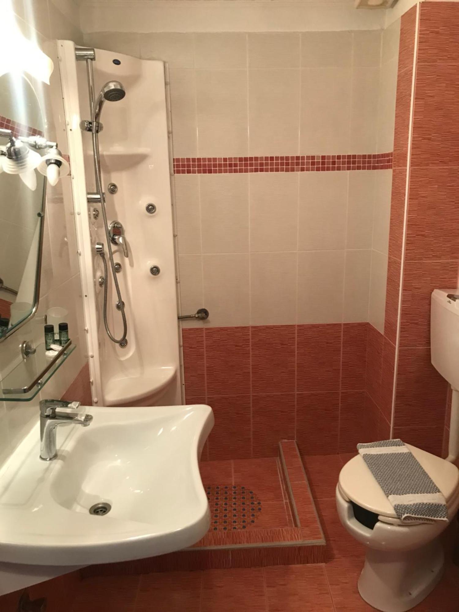 Enastron Hotel Като-Лутракі Екстер'єр фото